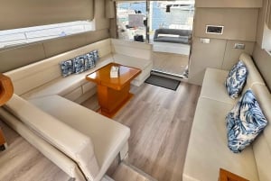 Dubai: Palm Jumeirah Yacht Tour with Refreshments