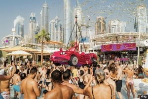 Dubai: Poolfest og natklubtur med festbus og spil
