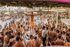 Dubai: Poolfest og natklubtur med festbus og spil