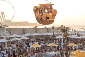 Dubai: Poolfest og natklubtur med festbus og spil