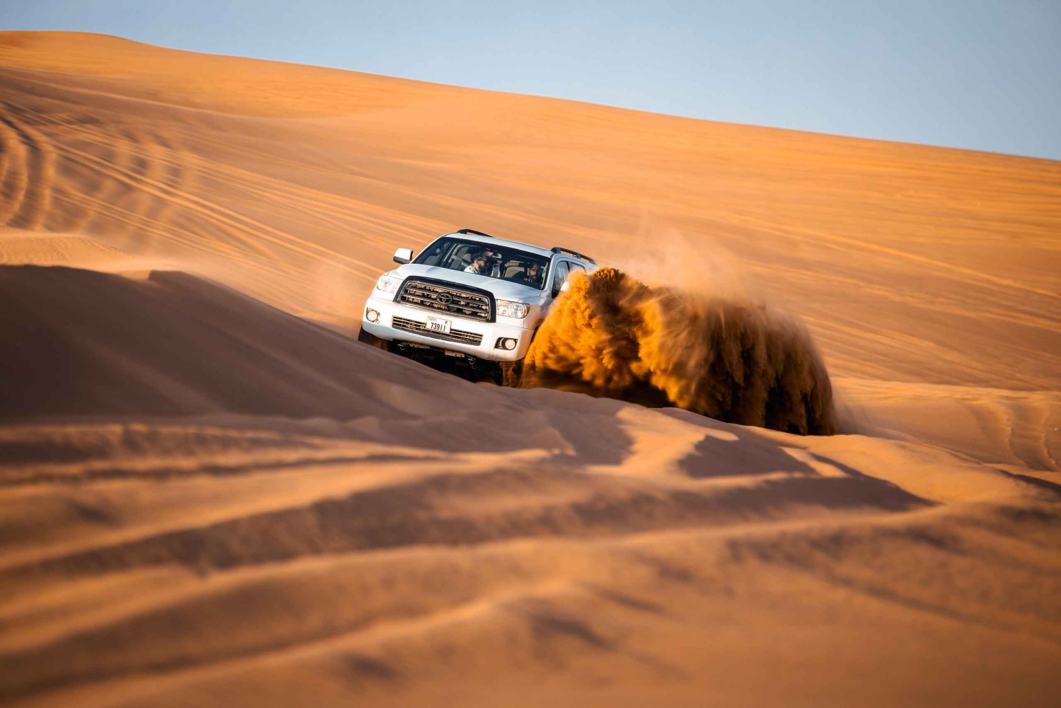 Dubai: safari premium sulle dune rosse con sandboarding e BBQ
