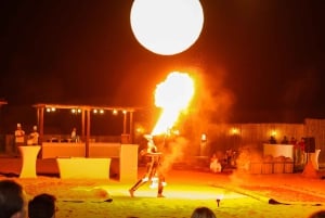 Dubaj: Premium Sahara Camp Safari, jazda na wielbłądzie i sandboarding