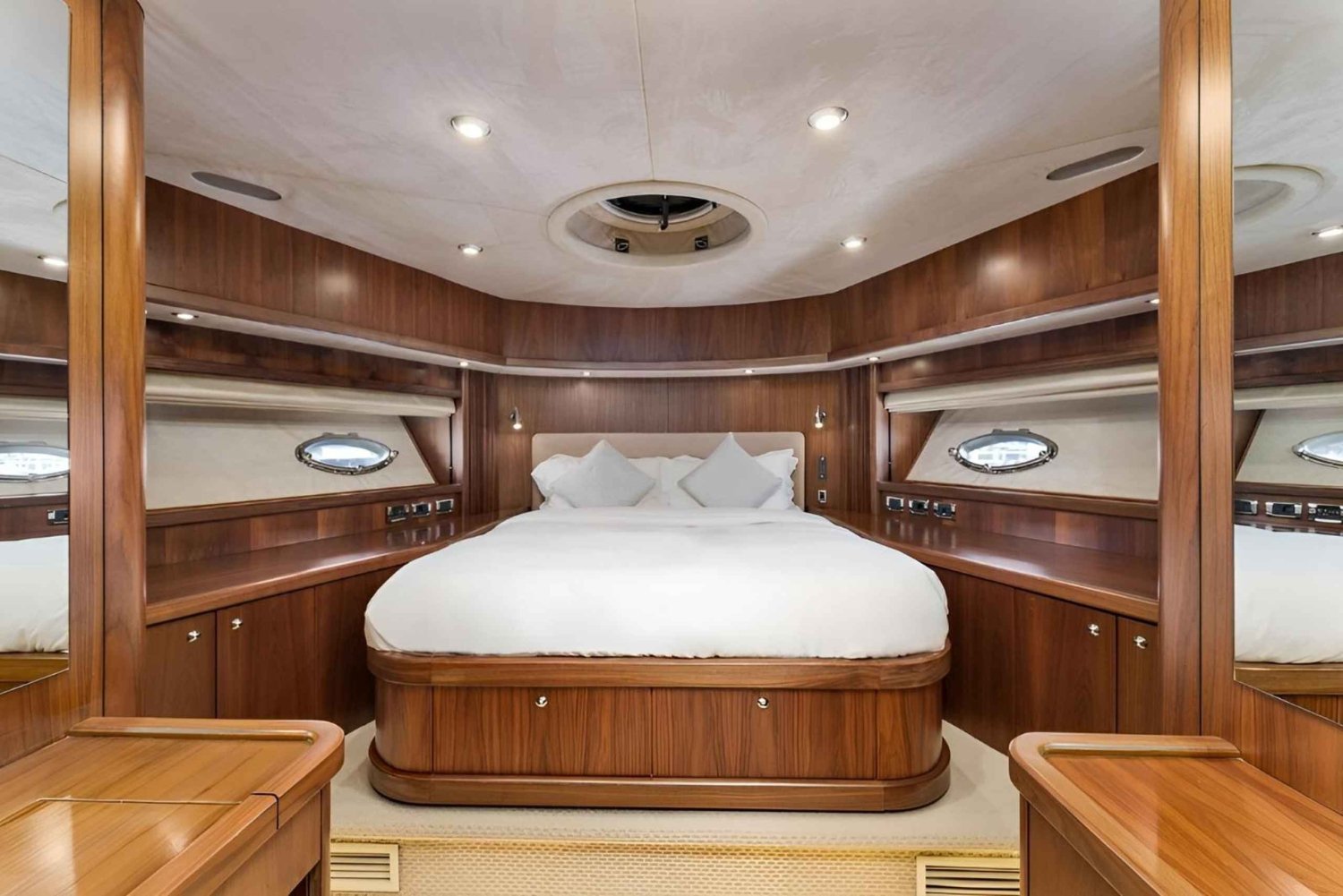 Dubai: Privat 84-fots Sunseeker-yachtcharter
