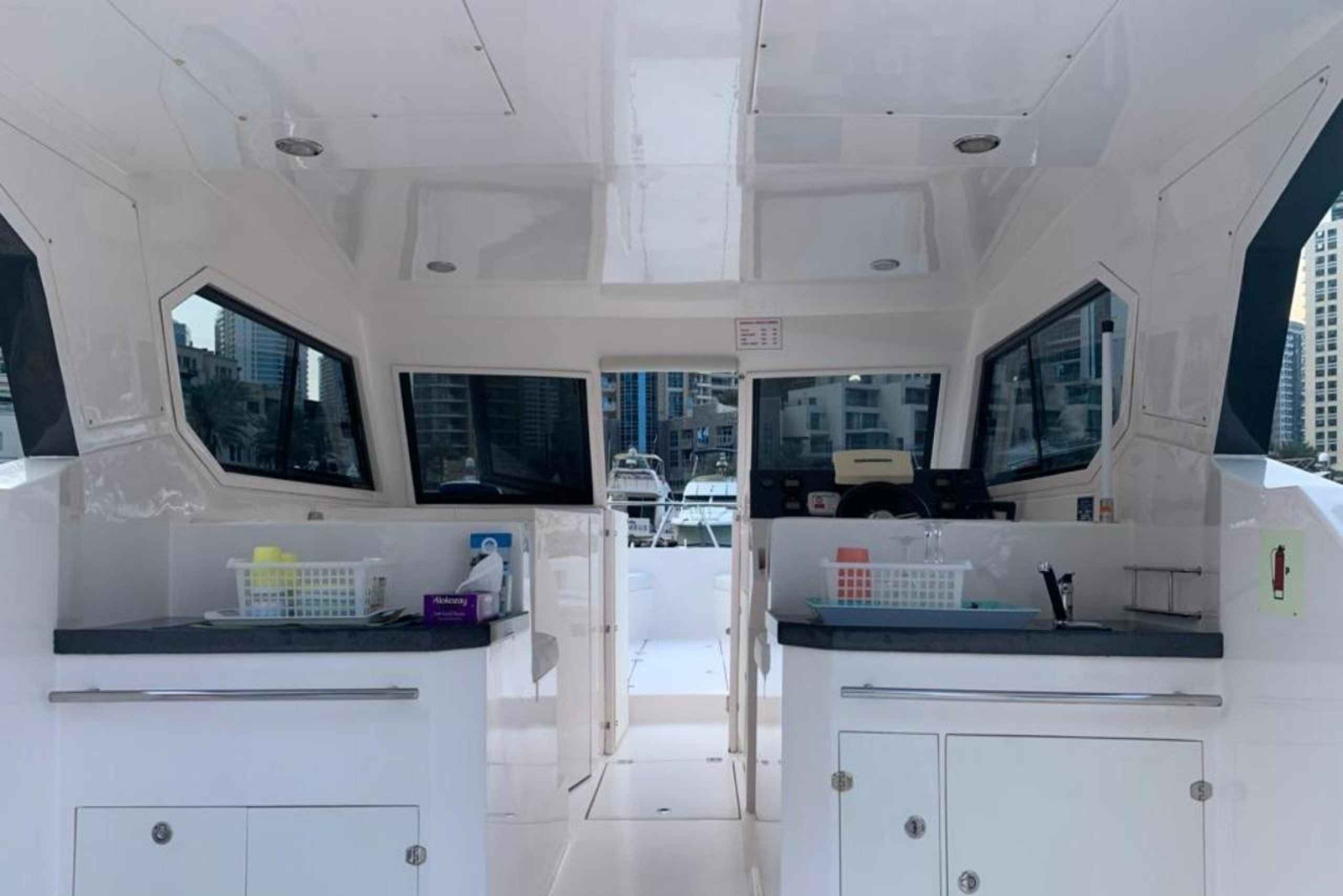 ドバイ：ドバイ・マリーナ発 プライベートボートクルーズ