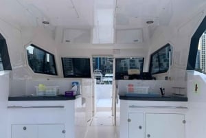 ドバイ：ドバイ・マリーナ発 プライベートボートクルーズ