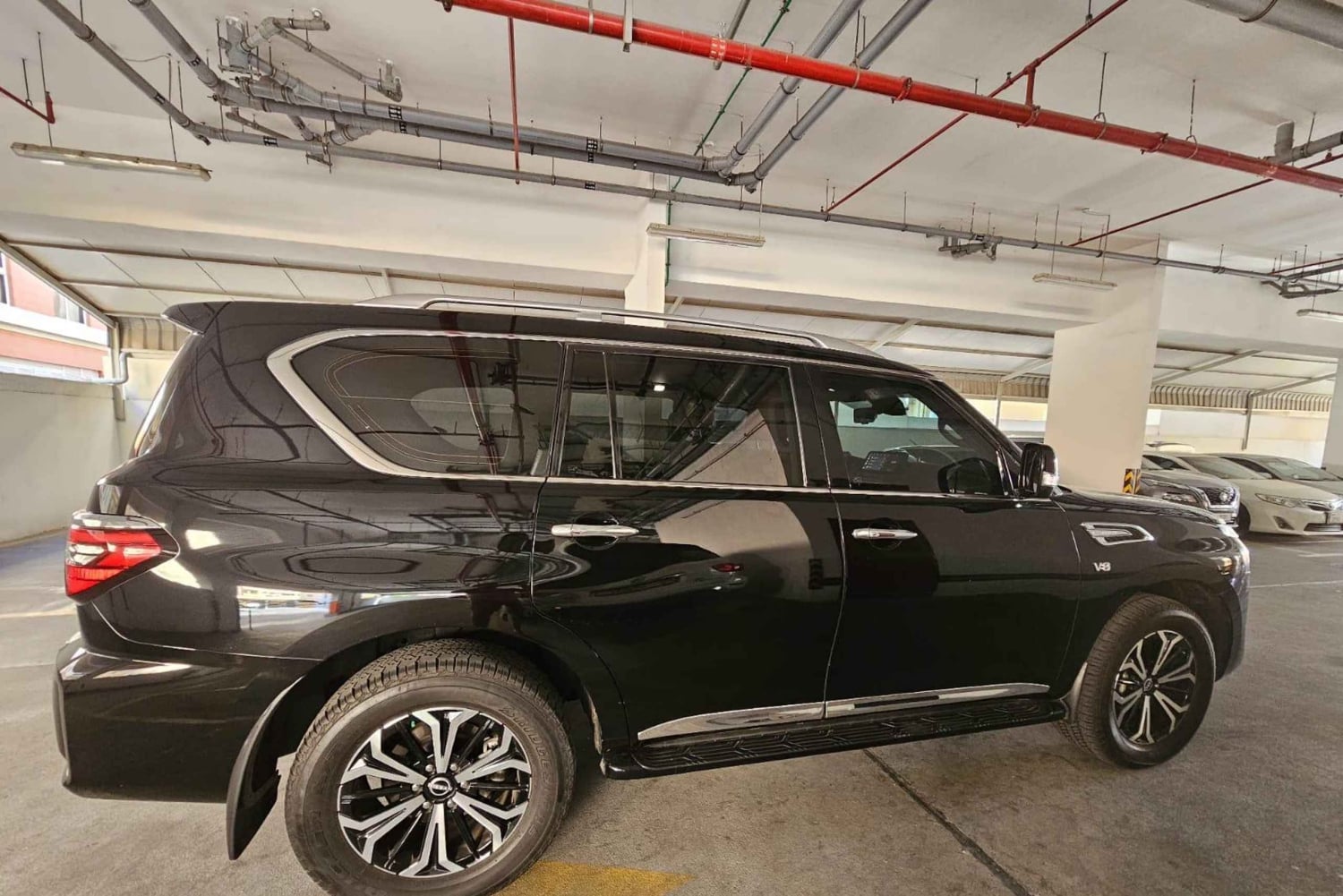 ドバイ : ドライバー付き専用車サービス