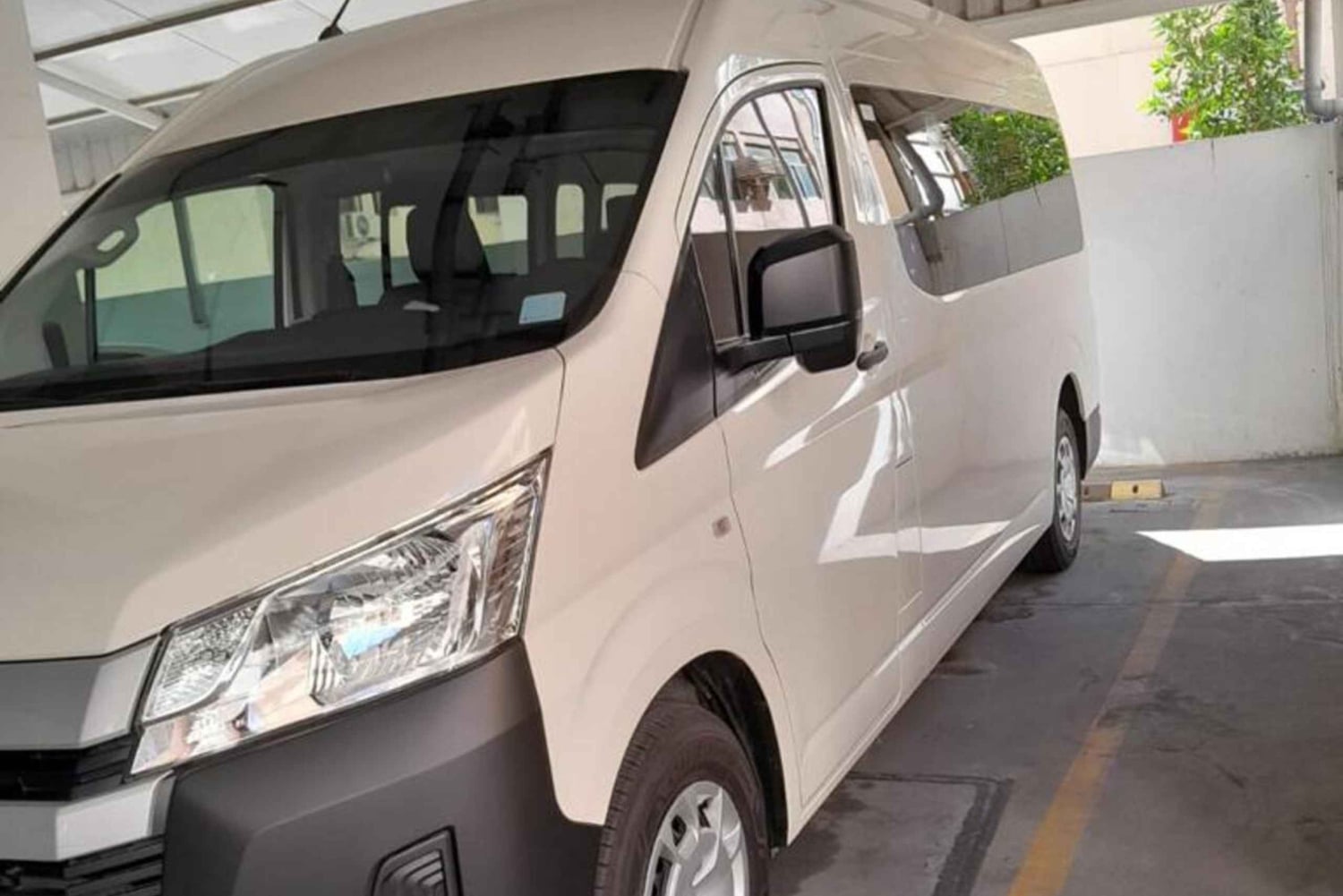 ドバイ : ドライバー付き専用車サービス