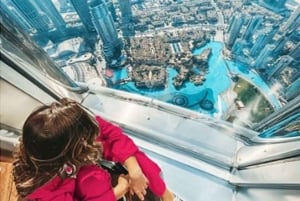 Dubai: Burj Khalifa -lipun kanssa.