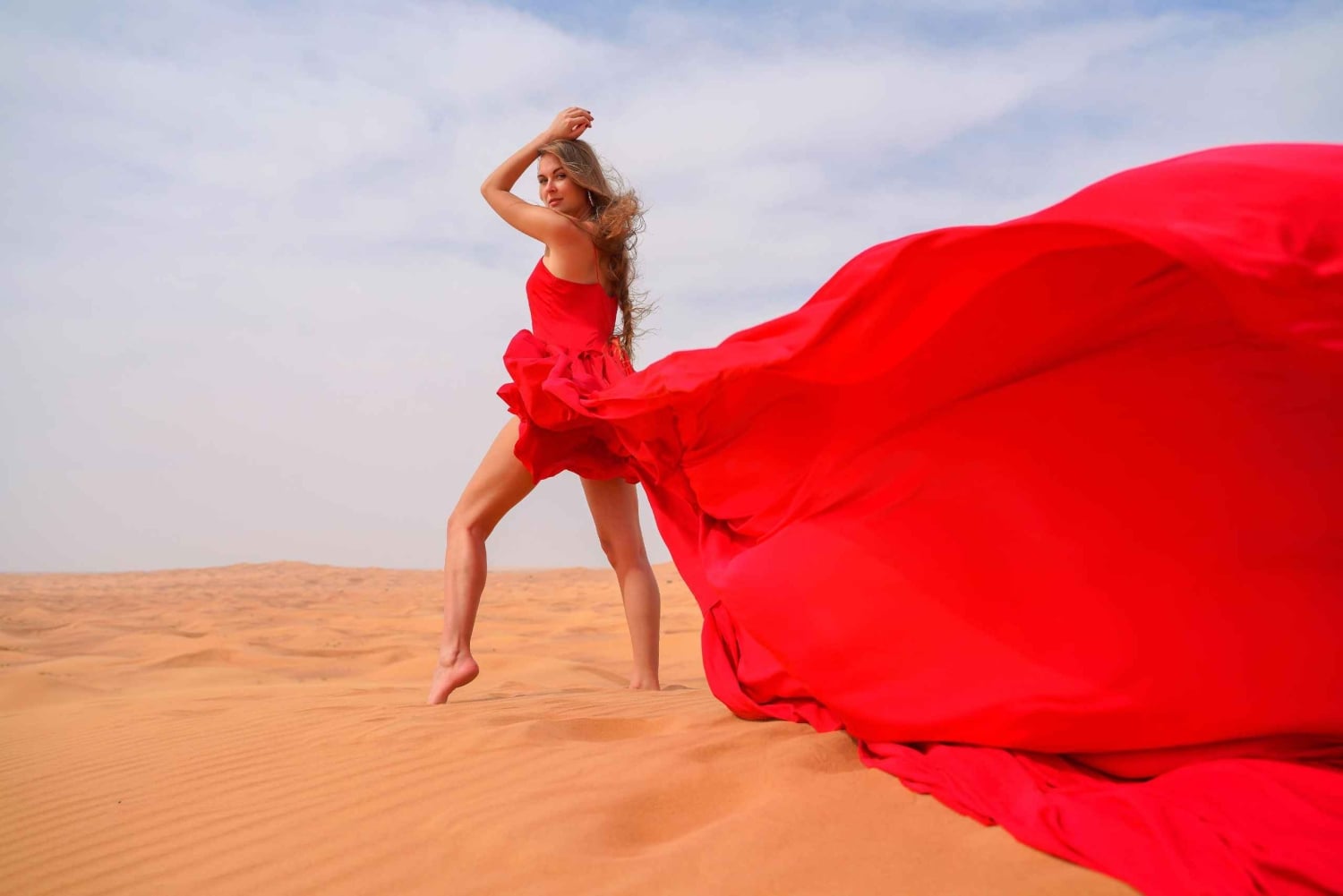 Dubai: Viaje Privado de Fotografía con Vestido Volador y Conducción por las Dunas