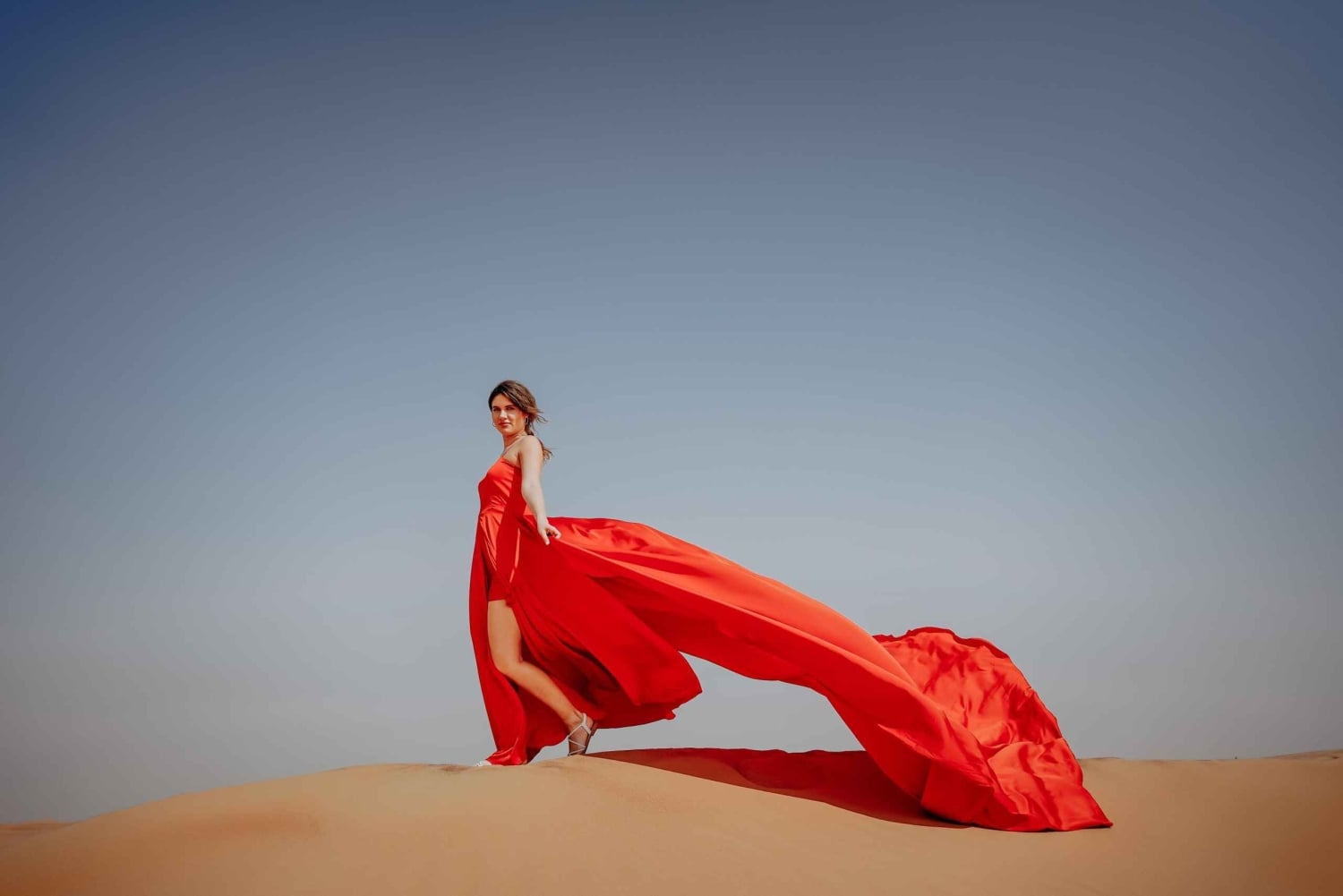 Dubai: Viaje Privado de Fotografía con Vestido Volador y Conducción por las Dunas