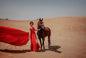 Dubai: Viaje Privado de Fotografía con Vestido Volador y Conducción por las Dunas