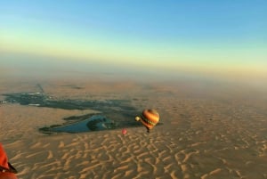 Dubai: Tour privato in mongolfiera sopra il deserto di Dubai