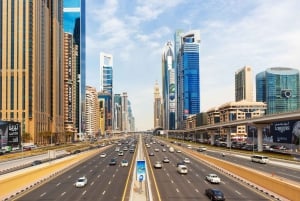 Alquiler de un moderno SUV privado con conductor en Dubai