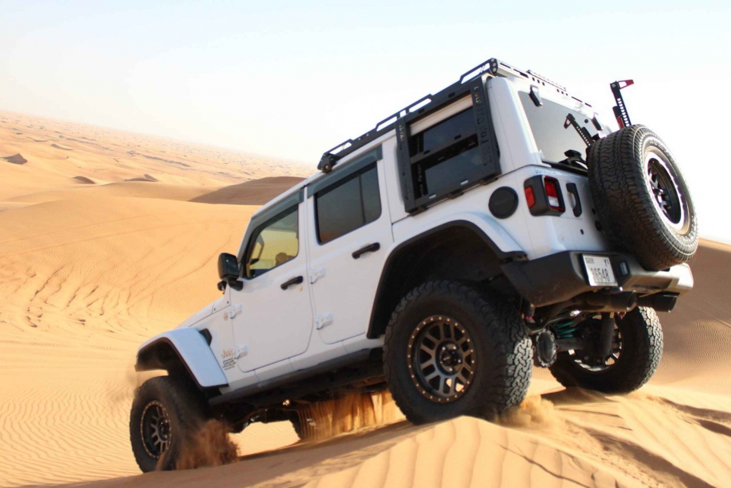 Jeep Wrangler matinale privée à Dubaï Désert et surf des sables