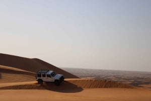 Jeep Wrangler matinale privée à Dubaï Désert et surf des sables