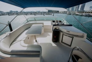 Dubai: Private Scenic Luxury Yacht Ride