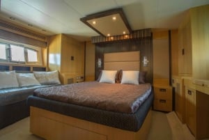 Dubai: Private Scenic Luxury Yacht Ride