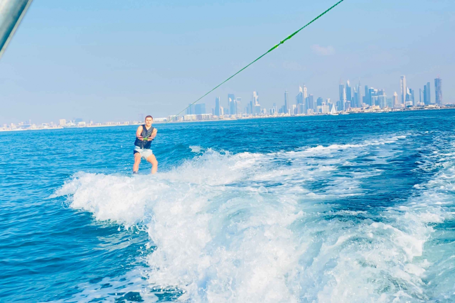 Dubai: Privat motorbåts- och wakeboardupplevelse