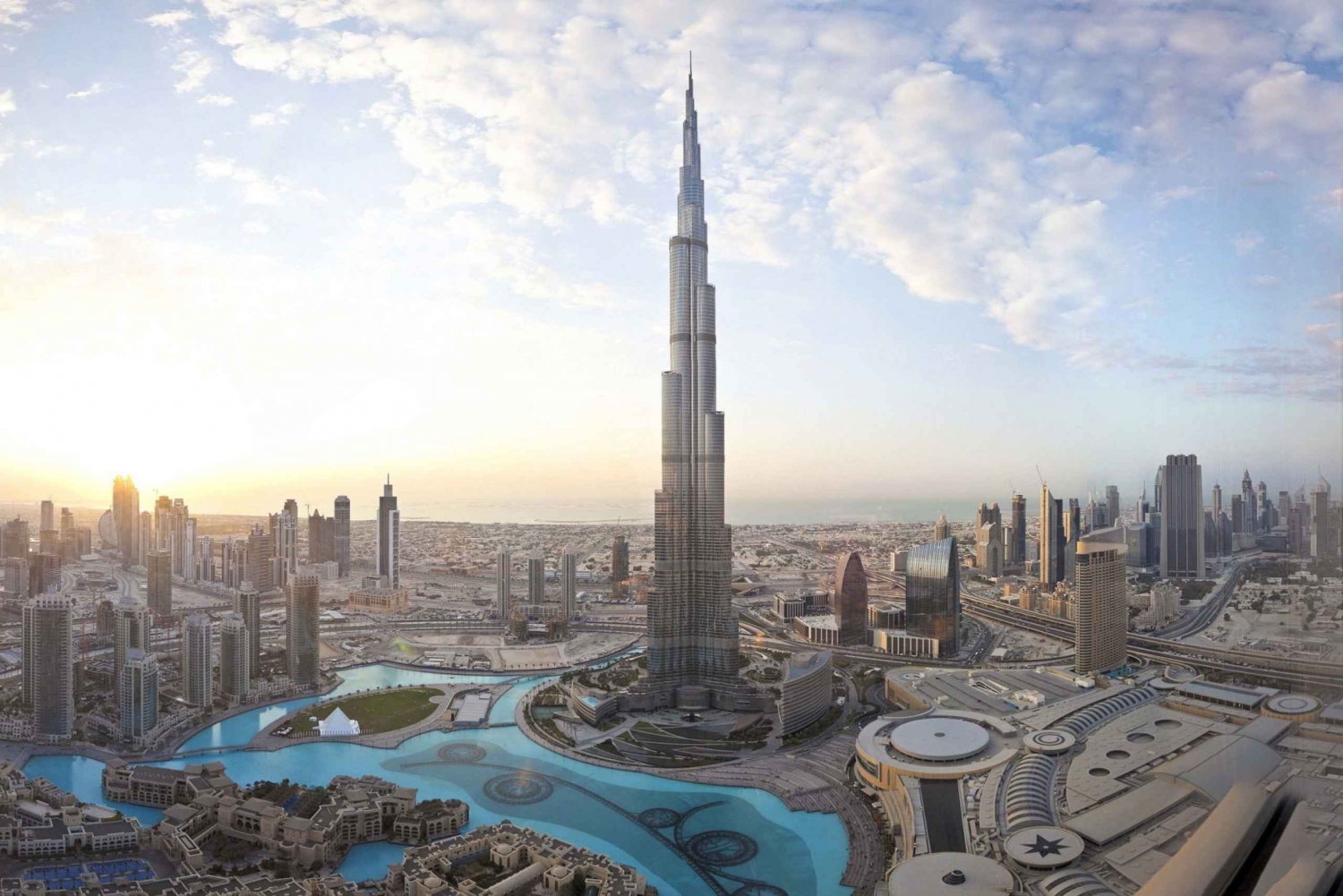 Dubai: Khalifan lipun kanssa.