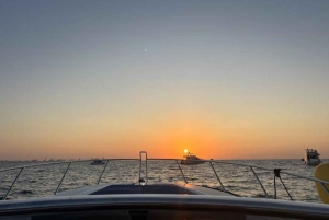 ドバイドバイマリーナからのプライベート・サンセットヨットツアー