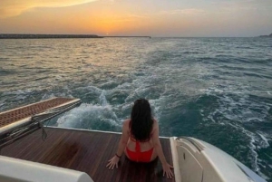 ドバイドバイマリーナからのプライベート・サンセットヨットツアー