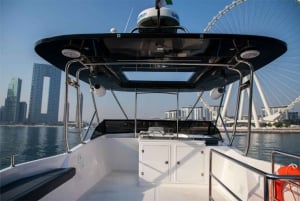 Dubai: Yacht Tour with Soft Drinks