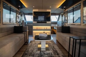 Dubai: Yacht Tour with Soft Drinks