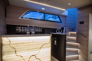 Dubai: Yacht Tour with Soft Drinks