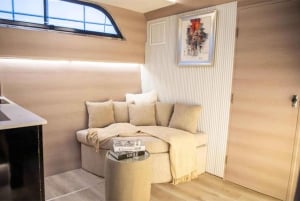 Dubai: Yacht Tour with Soft Drinks