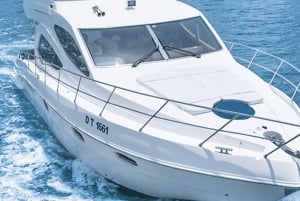 Dubaj: prywatna wycieczka jachtem z owocami na pokładzie