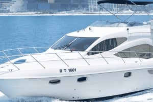 Dubaj: prywatna wycieczka jachtem z owocami na pokładzie