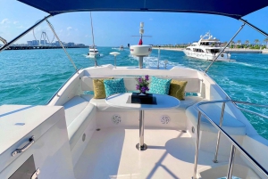 Dubaj: prywatna wycieczka jachtem z owocami na pokładzie