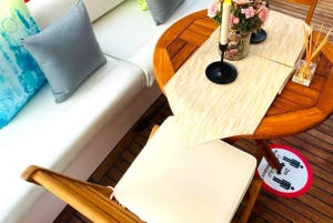 Dubaj: prywatna wycieczka jachtem z owocami na pokładzie