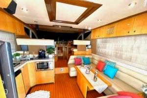 Dubaj: prywatna wycieczka jachtem z owocami na pokładzie