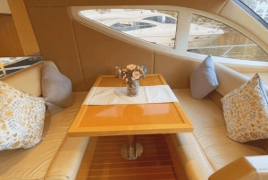 Dubaj: prywatna wycieczka jachtem z owocami na pokładzie