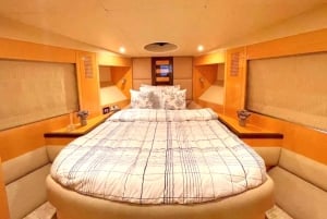 Dubaj: prywatna wycieczka jachtem z owocami na pokładzie