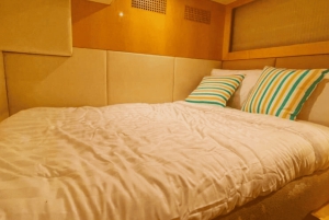 Dubaj: prywatna wycieczka jachtem z owocami na pokładzie