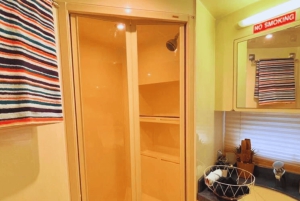 Dubaj: prywatna wycieczka jachtem z owocami na pokładzie