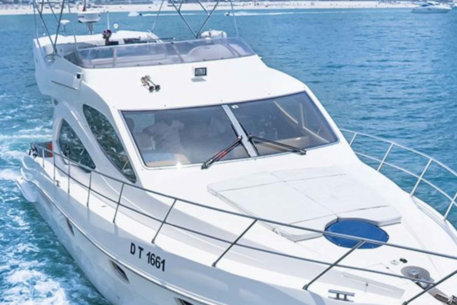 Dubaï : Visite d'un yacht privé avec boissons non alcoolisées