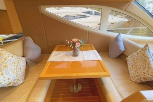 Dubai: Private Yacht Tour mit Soft Drinks