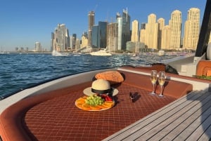 Dubai : Private Yacht Tour with Swimming at Palm Jumeirah
