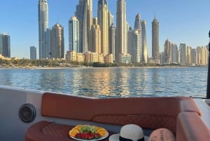 Dubai: Privat båttur med svømmetur på Palm Jumeirah