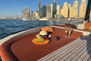 Dubai: Privat båttur med svømmetur på Palm Jumeirah