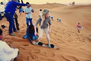 Dubai: Punaiset dyynit -safari nelipyörällä, hiekkalaudalla ja kameleilla.