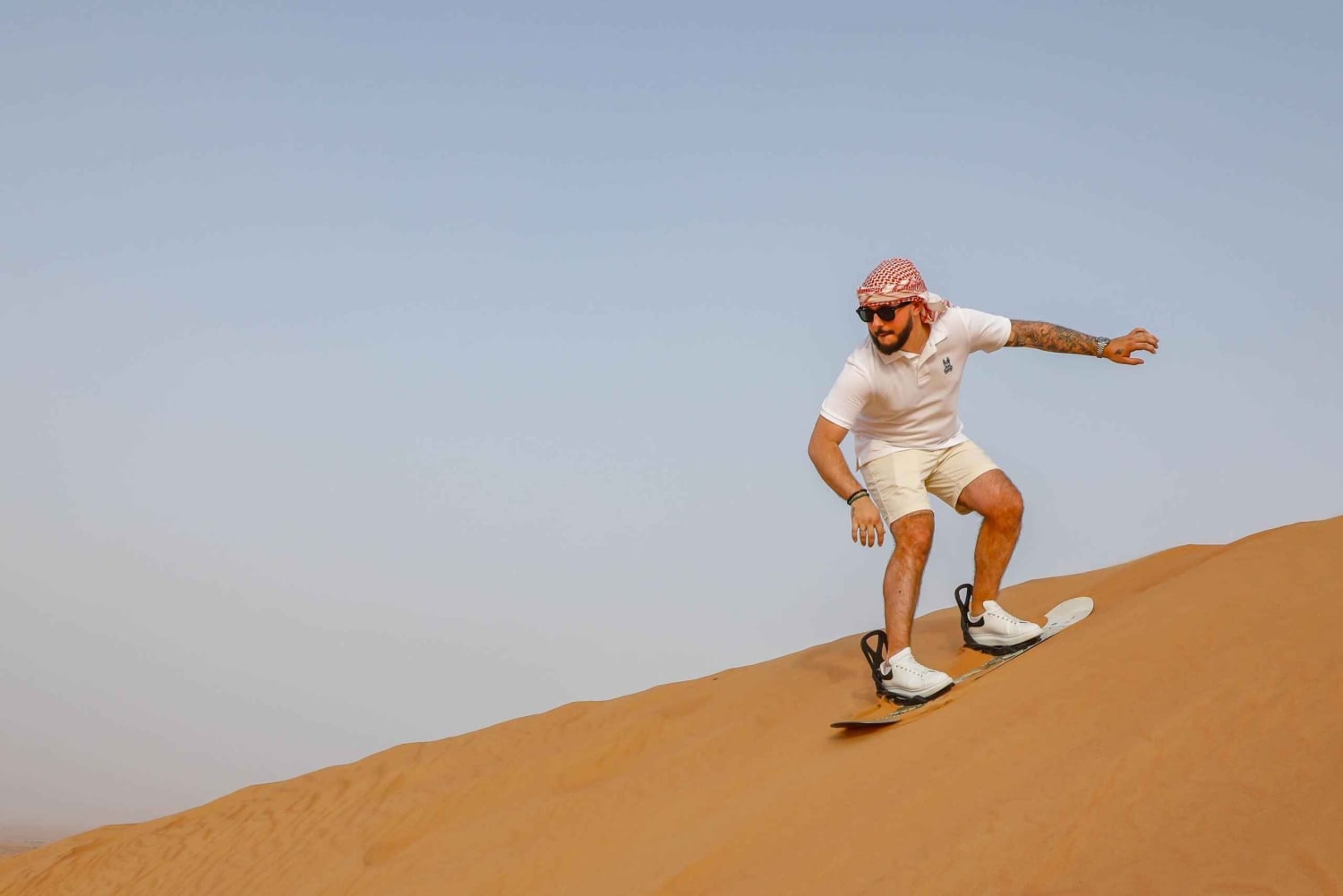 Dubaï : Les Dunes Rouges en Quad avec Sandboarding, Chameaux et BBQ