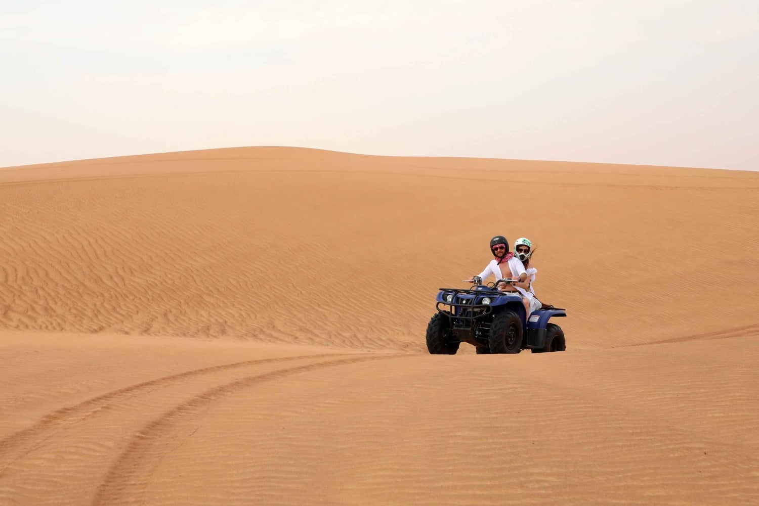 Dubaï : Les Dunes Rouges en Quad avec Sandboarding, Chameaux et BBQ