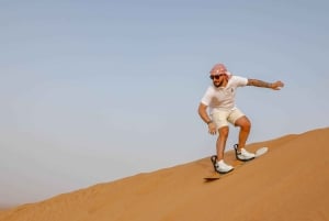 Dubaï : Les Dunes Rouges en Quad avec Sandboarding, Chameaux et BBQ