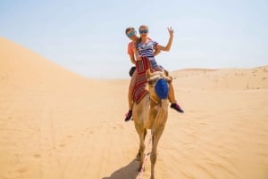 Dubaï : Les Dunes Rouges en Quad avec Sandboarding, Chameaux et BBQ