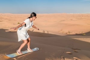 Dubai: Røde klitter med kamelridning, sandboarding og grillmuligheder