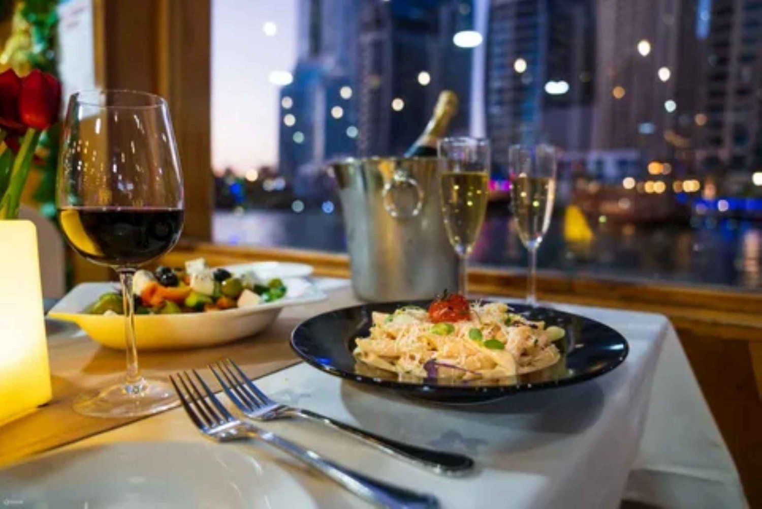 Dubai: Avkopplande middagskryssning och kvällsshow